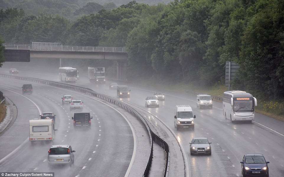 2ACD917800000578-3172230-Rain_on_the_roads_Difficult_driving_conditions_on_the_M27_near_S-a-30_1437733617870